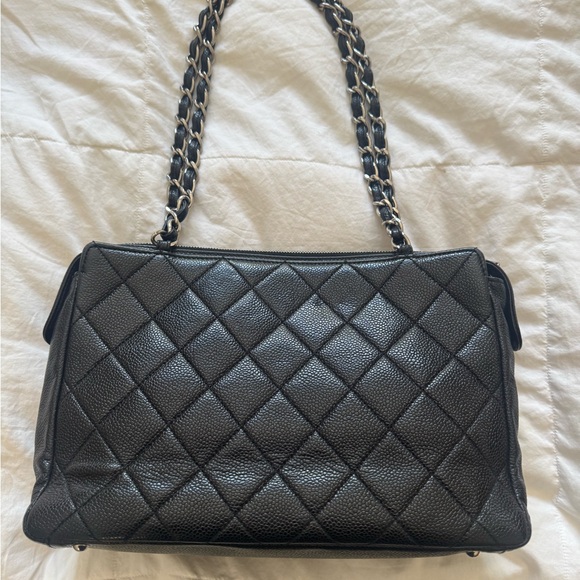 CHANEL VINTAGE Black caviar leather Quilted Shoulder Bag with Silver Accents - Picture 13 of 13